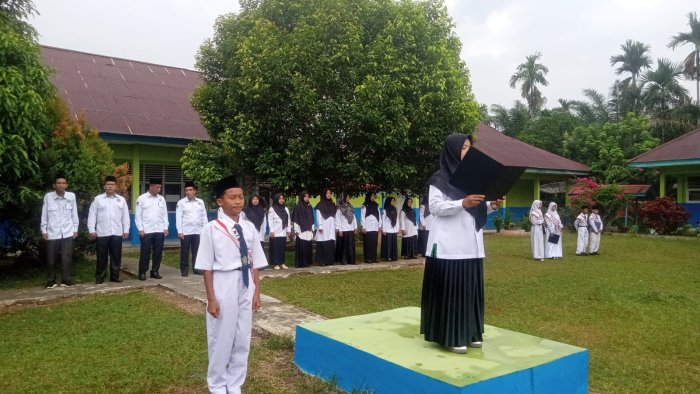Tunjukkan Cinta pada Madrasah, Ibu Jamilah Ajak Siswa MTsN 5 Tebo Jaga Kebersihan dan Lisan Tunjukkan Cinta pada Madrasah, Ibu Jamilah Ajak Siswa MTsN 5 Tebo Jaga Kebersihan dan Lisan