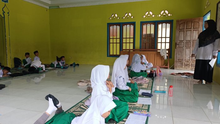 Tingkah Polah Menggemaskan Kelas 1B MIN 4 Tebo Saat Harus Belajar Sambil Lesehan di Musala
