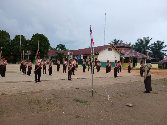 Tingkatkan Keterampilan Komunikasi, Pramuka MTsN 2 Bungo Berlatih Semaphore Tingkatkan Keterampilan Komunikasi, Pramuka MTsN 2 Bungo Berlatih Semaphore