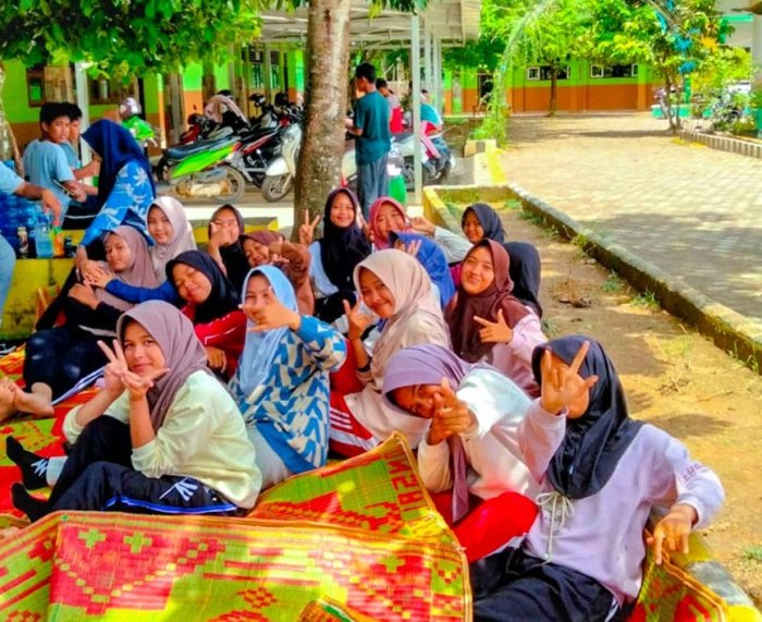 Suasana Penuh Keceriaan Anggota Pramuka Madtsanesa Terpancar Saat Ishoma Suasana Penuh Keceriaan Anggota Pramuka Madtsanesa Terpancar Saat Ishoma