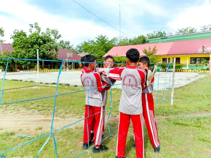 Persiapan Jambore Ranting, Pramuka MTsN 1 bungo Latih Ketangkasan Lewat Spider Web