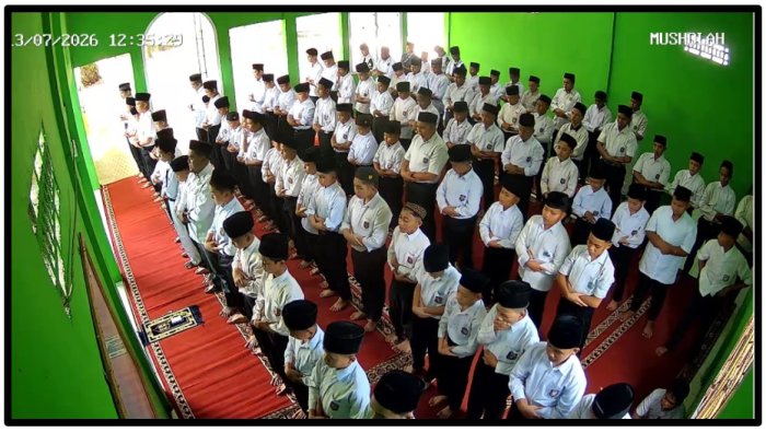 Tingkatkan Kedisiplinan Spiritual, Siswa MTsN 1 Tebo Gelar Salat Zuhur Berjamaah Perdana di Musholla Madrasah