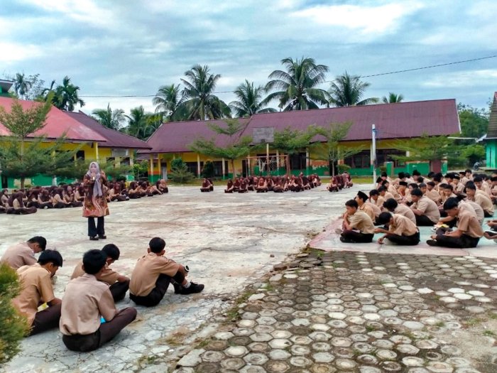 Pengajian Pagi Kamis: Kelas 9C Tampil Penuh Khidmat di Bawah Bimbingan Tiga Pendidik Inspiratif Pengajian Pagi Kamis: Kelas 9C Tampil Penuh Khidmat di Bawah Bimbingan Tiga Pendidik Inspiratif