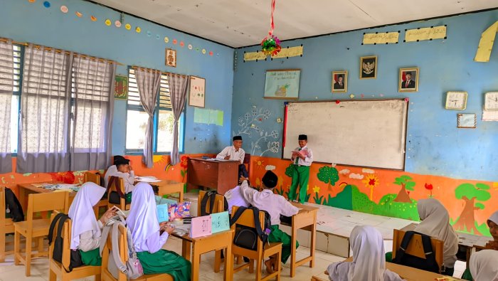 Siswa Kelas 5A MIN 4 Tebo Belajar Berani Tampil dengan Gagasan Sendiri