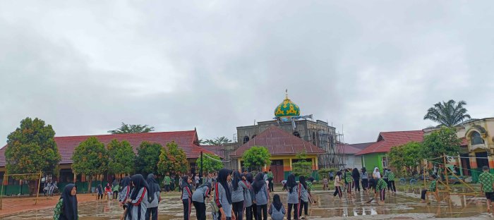 Siswa Madrasah Gotong Royong Bersihkan Genangan Air di lapangan Siswa Madrasah Gotong Royong Bersihkan Genangan Air di lapangan