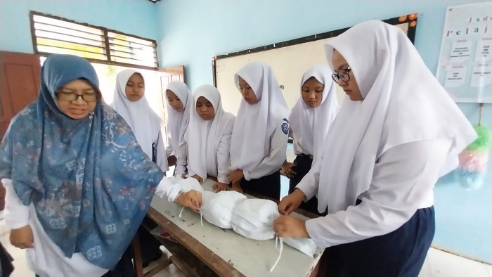 MTsN 2 Bungo Adakan Praktik Mengafani Jenazah untuk Siswa MTsN 2 Bungo Adakan Praktik Mengafani Jenazah untuk Siswa