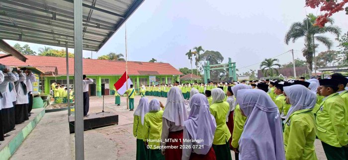 Upacara Bendera: Konsisten Menjaga Kebersihan Sebagai Wujud Kesadaran Tangung Jawab Upacara Bendera: Konsisten Menjaga Kebersihan Sebagai Wujud Kesadaran Tangung Jawab