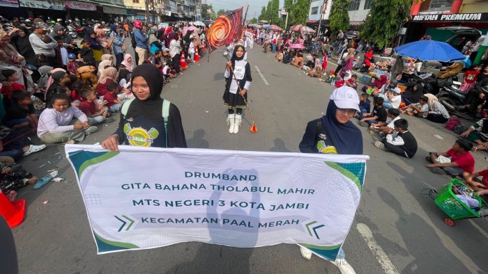 Gita Bahana Tholabul Mahir Tampil Memukau di Pawai Pembangunan Jambi