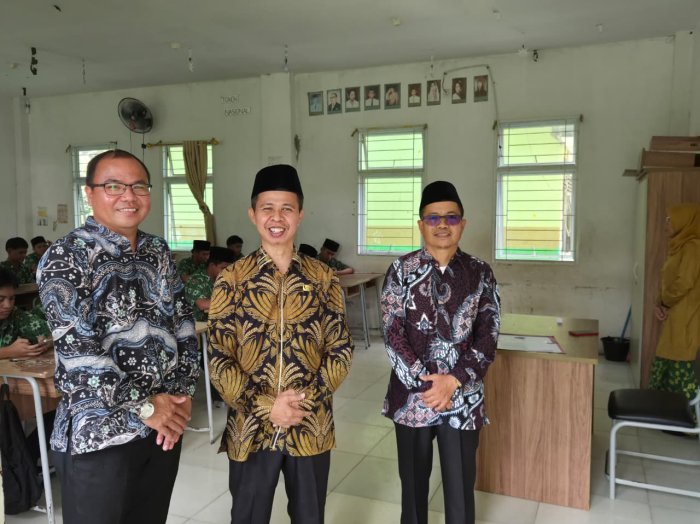 Pastikan Standar Pelaksanaan UM, Kepala Kemenag Bungo Tinjau Langsung Ruang Ujian di MTsN 2 Bungo