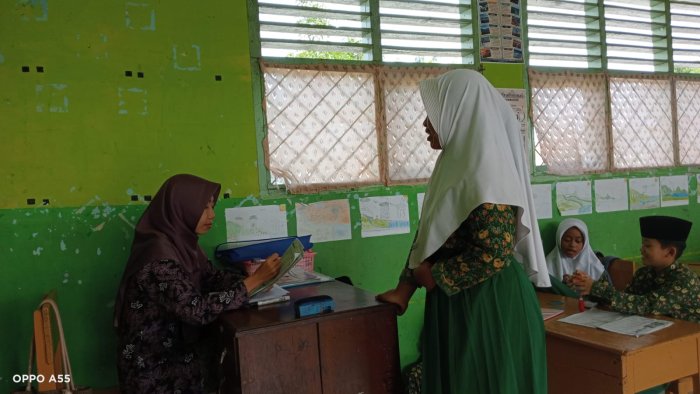 Setoran 10 Kata Sifat dan Keseruan Snowball Throwing pada Pembelajaran Bahasa Inggris di Kelas 5B MIN 4 Tebo Setoran 10 Kata Sifat dan Keseruan Snowball Throwing pada Pembelajaran Bahasa Inggris di Kelas 5B MIN 4 Tebo