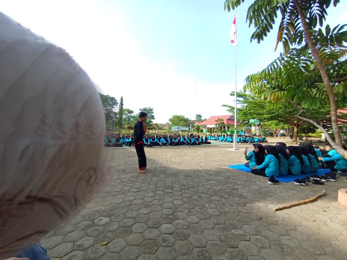 Oktariawan Siswa MAN 2 Bungo Tampil Memukau dengan Pencak Silat dalam Kegiatan Pengembangan Diri Oktariawan Siswa MAN 2 Bungo Tampil Memukau dengan Pencak Silat dalam Kegiatan Pengembangan Diri
