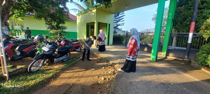 Ciptakan Lingkungan Bersih, Guru Piket Ajak Siswa Bersihkan Perkarangan MAN 2 Bungo Ciptakan Lingkungan Bersih, Guru Piket Ajak Siswa Bersihkan Perkarangan MAN 2 Bungo