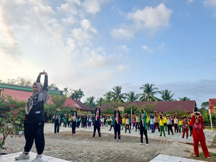 Semangat Pagi Warnai Hari Kedua MATAMUDA 2026, Senam Kesehatan Jasmani MTsN 1 Bungo Bangkitkan Energi Murid Baru Semangat Pagi Warnai Hari Kedua MATAMUDA 2026, Senam Kesehatan Jasmani MTsN 1 Bungo Bangkitkan Energi Murid Baru