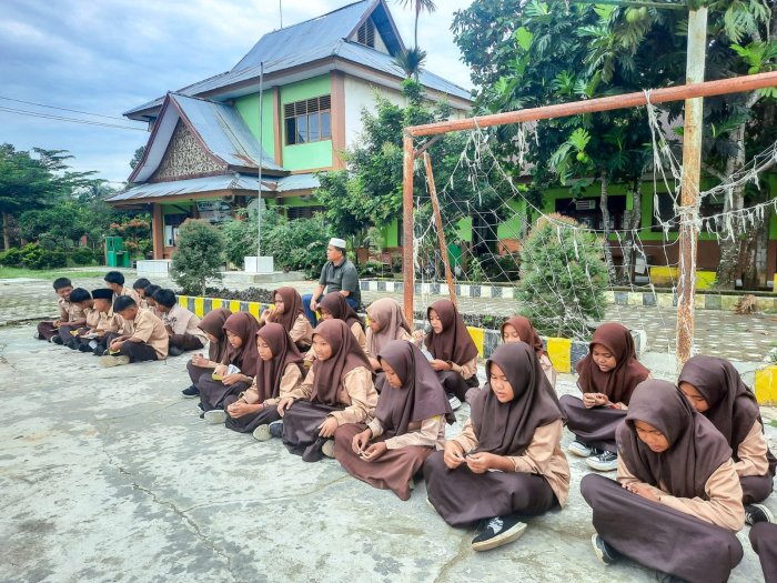 Pembiasaan Pagi di MTsN 1 Bungo: Pak H. Afriwal, S.Pd.I., Sampaikan Arahan Bermakna kepada Peserta Didik Pembiasaan Pagi di MTsN 1 Bungo: Pak H. Afriwal, S.Pd.I., Sampaikan Arahan Bermakna kepada Peserta Didik