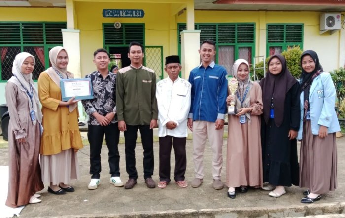 Piala Juara 3 Karnaval Diserahkan Mahasiswa PPLK kepada Kepala MIN 4 Tebo