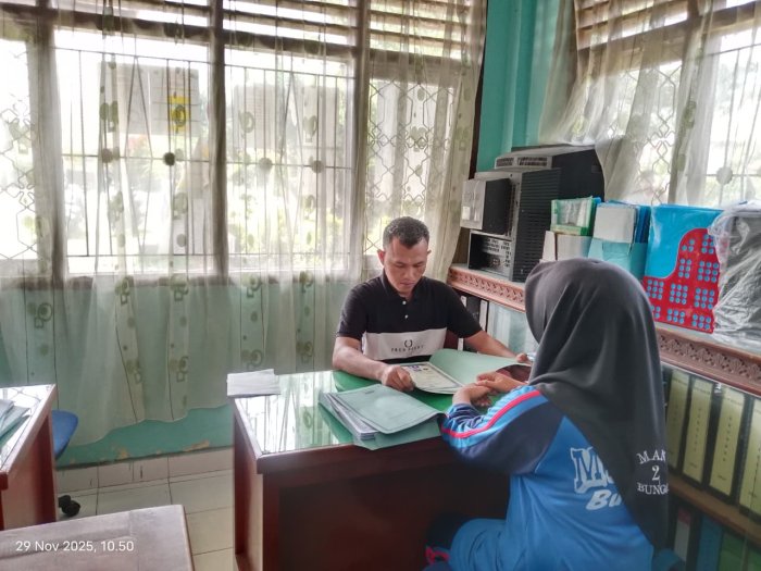Jaga Hubungan Baik Alumni, Staf TU MTsN 1 Bungo Layani Administrasi dengan Sopan dan Ramah