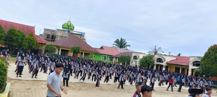 Senam Pagi Rutin Guru dan Siswa MTsN 2 Bungo Jaga Kebugaran Senam Pagi Rutin Guru dan Siswa MTsN 2 Bungo Jaga Kebugaran