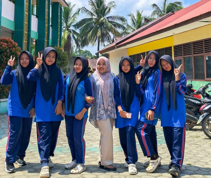 Reuni Kilat Penuh Kehangatan: Alumni MTsN 1 Bungo Kunjungi Madrasah, Disambut Mantan Wali Kelas di Sela Jam Mengajar Reuni Kilat Penuh Kehangatan: Alumni MTsN 1 Bungo Kunjungi Madrasah, Disambut Mantan Wali Kelas di Sela Jam Mengajar