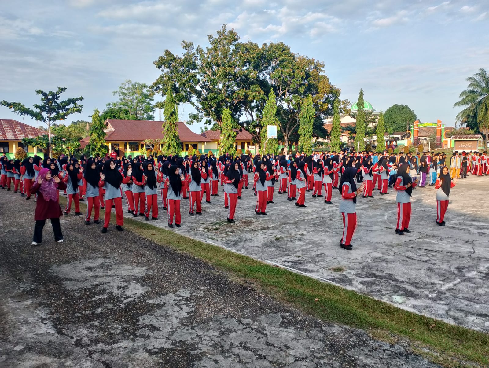 Irama Musik Senam Tebo Menggema di Madrasah