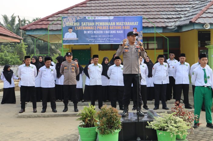 Perkuat Karakter Siswa, Satbinmas Polres Batang Hari Jadi Pembina Upacara Bendera Senin Pagi di MTsN 1 Batang Hari