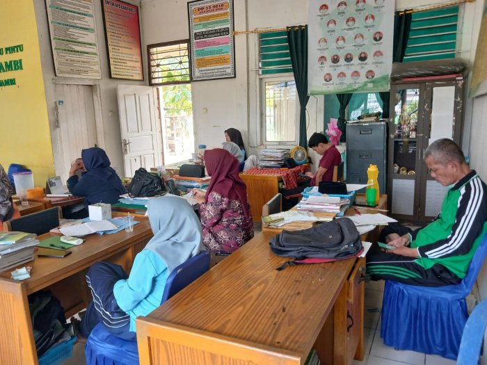 Siapkan Akreditasi Madrasah, Kepala MIN 1 Muaro Jambi Pimpin Rapat Rutin Bersama Guru dan Staf