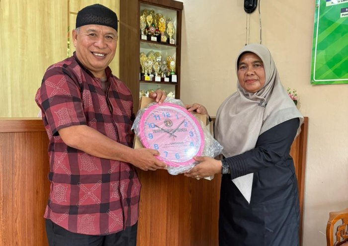 UNDARI Serahkan Cendera Mata kepada MAN 2 Bungo Usai Kegiatan Sosialisasi UNDARI Serahkan Cendera Mata kepada MAN 2 Bungo Usai Kegiatan Sosialisasi
