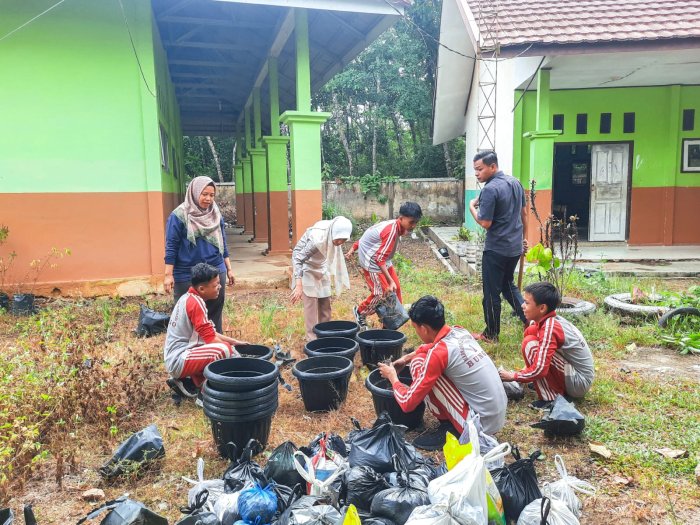 Dukung Pengembangan P5RA, MTsN 1 Bungo Giat Lakukan Pengisian Tanah dan Pupuk Kandang untuk Tanaman hias dan Herbal Dukung Pengembangan P5RA, MTsN 1 Bungo Giat Lakukan Pengisian Tanah dan Pupuk Kandang untuk Tanaman hias dan Herbal