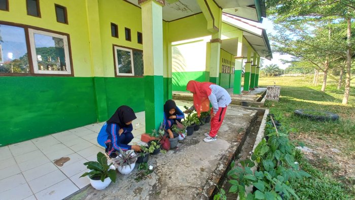 Ciptakan Lingkungan Bersih dan Nyaman, Siswa MAN 2 Bungo Kompak Lakukan Gotong Royong Ciptakan Lingkungan Bersih dan Nyaman, Siswa MAN 2 Bungo Kompak Lakukan Gotong Royong