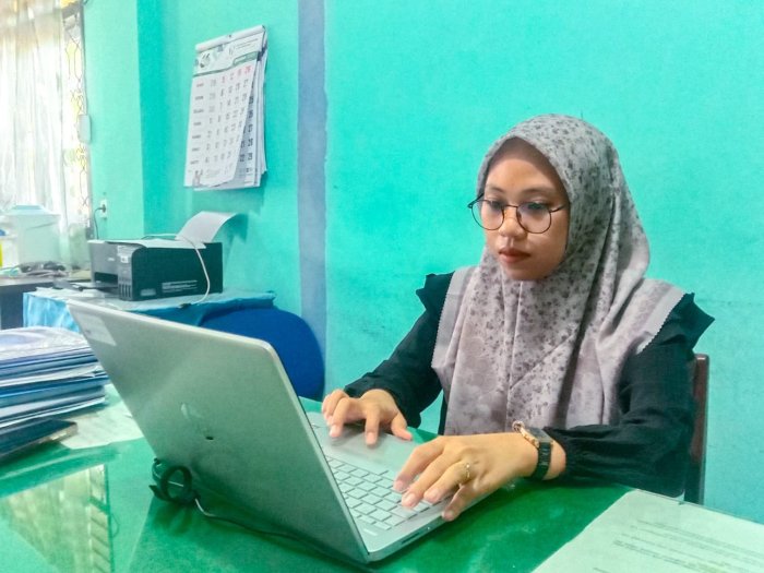 Refa Aprila, Operator EMIS MTsN 1 Bungo, Genjot Input Data Siswa Kelas VII Refa Aprila, Operator EMIS MTsN 1 Bungo, Genjot Input Data Siswa Kelas VII