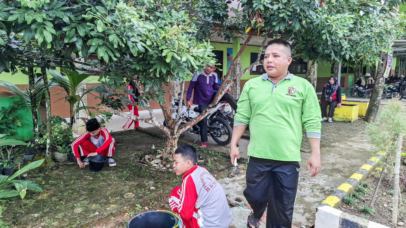 Dalam Rangka Menyambut Bulan Ramadhan 1446 H, MTsN 1 Bungo Adakan Giat Kebersihan Madrasah