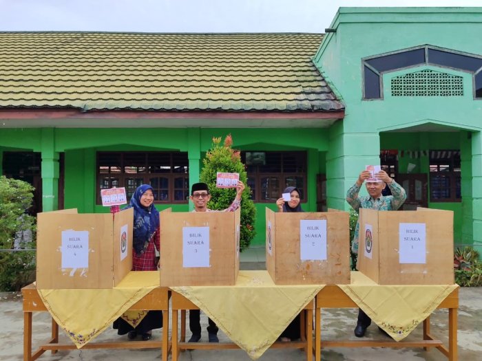 Guru MTsN 1 Kota Jambi Ikut Mencoblos pada Pemilihan OSIM Periode 2025/2026 Guru MTsN 1 Kota Jambi Ikut Mencoblos pada Pemilihan OSIM Periode 2025/2026