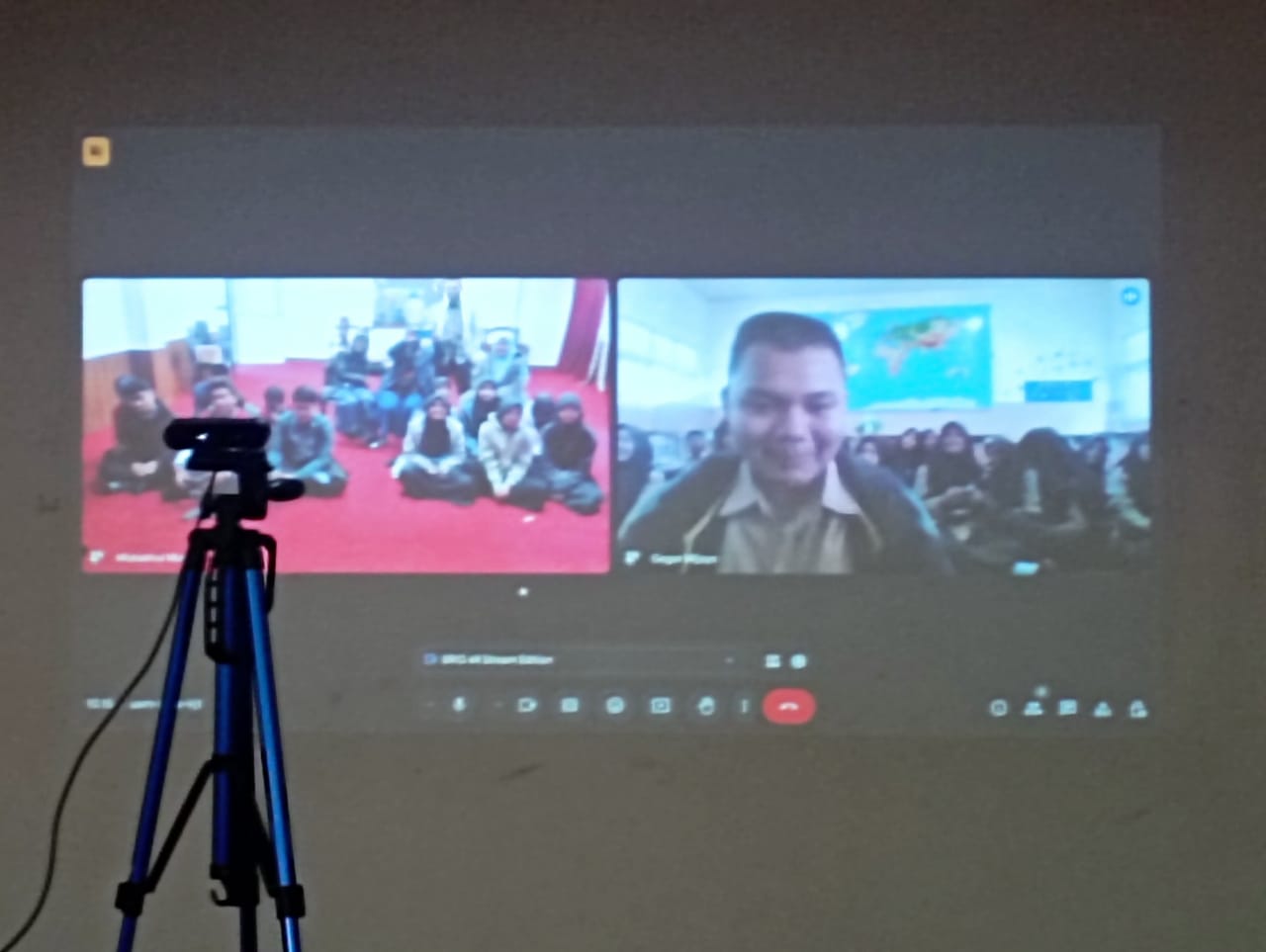 Siswa Kelas Global MAN 2 Kota Jambi Gelar Telekonferensi dengan siswa Sekolah Indonesia Cairo Siswa Kelas Global MAN 2 Kota Jambi Gelar Telekonferensi dengan siswa Sekolah Indonesia Cairo