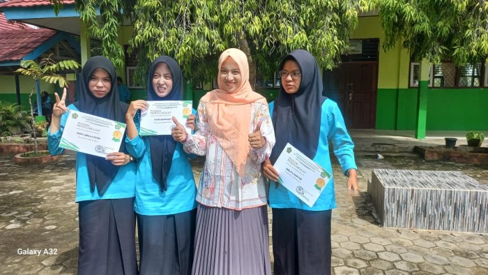 Wali Kelas XII MAN 2 Bungo Bagikan Piagam Penghargaan dan Rapor Semester Ganjil Tahun Pelajaran 2025/2026 Wali Kelas XII MAN 2 Bungo Bagikan Piagam Penghargaan dan Rapor Semester Ganjil Tahun Pelajaran 2025/2026