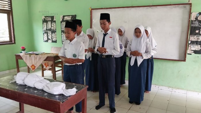Siswa MTsN 2 Bungo Praktik Sholat Jenazah Bersama Guru Fiqih Siswa MTsN 2 Bungo Praktik Sholat Jenazah Bersama Guru Fiqih