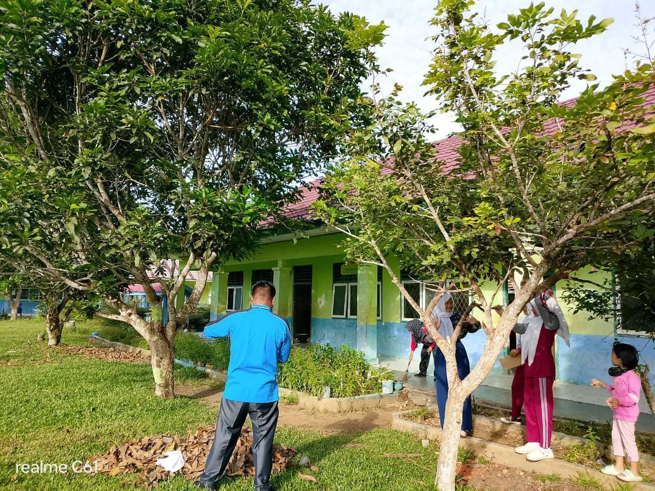 MTsN 5 Tebo Gelar Gotong Royong Persiapan Penyerahan Raport dan Penerimaan Siswa Baru