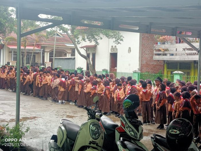 Apel Pagi MIN 3 Kerinci Pondasi Disiplin dan Karakter di Bawah Kepemimpinan Afrinal, S.PdI., M.PdI. Apel Pagi MIN 3 Kerinci Pondasi Disiplin dan Karakter di Bawah Kepemimpinan Afrinal, S.PdI., M.PdI.