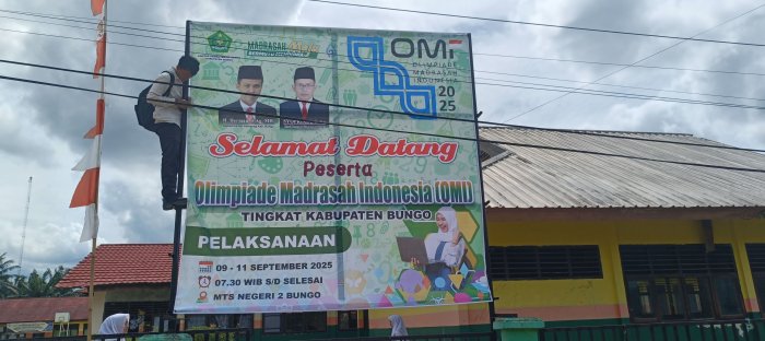 MTsN 2 Bungo Pasang Spanduk Sambut OMI 2025 MTsN 2 Bungo Pasang Spanduk Sambut OMI 2025