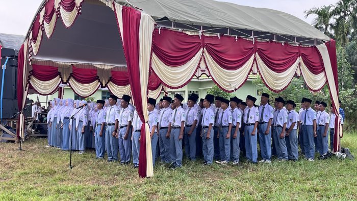 Siswa-Siswi MAN 1 Tanjung Jabung Timur Jadi Tim Aubade Upacara HUT RI ke-81 di Kecamatan Rantau Rasau