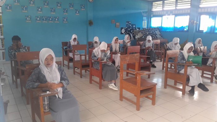 Hari Terakhir Ujian Madrasah MAN 1 Kerinci Berjalan Lancar, Siswa Lega dan Optimis Hari Terakhir Ujian Madrasah MAN 1 Kerinci Berjalan Lancar, Siswa Lega dan Optimis