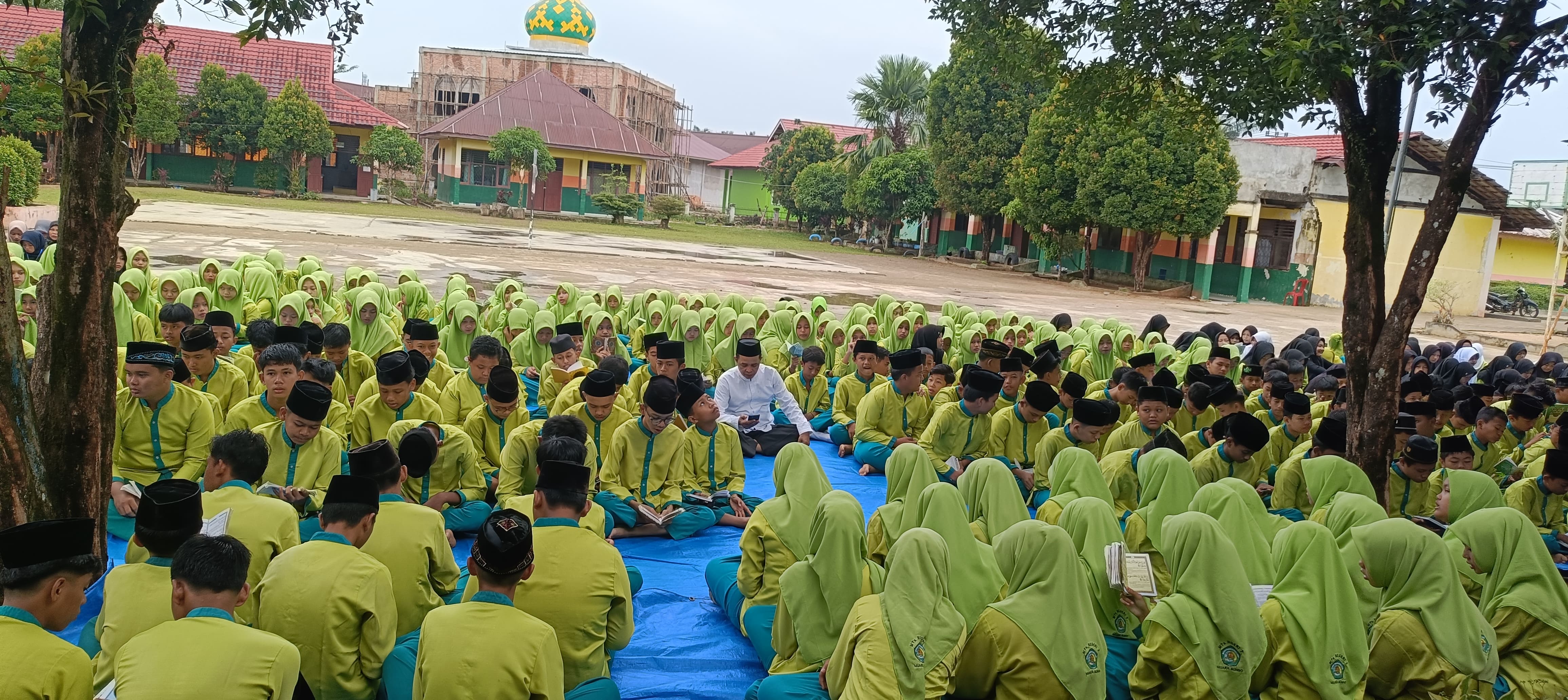 YASINAN RUTIN MTsN 2 BUNGO HADIRKAN KEKHUSYUKAN DI LAPANGAN MADRASAH YASINAN RUTIN MTsN 2 BUNGO HADIRKAN KEKHUSYUKAN DI LAPANGAN MADRASAH