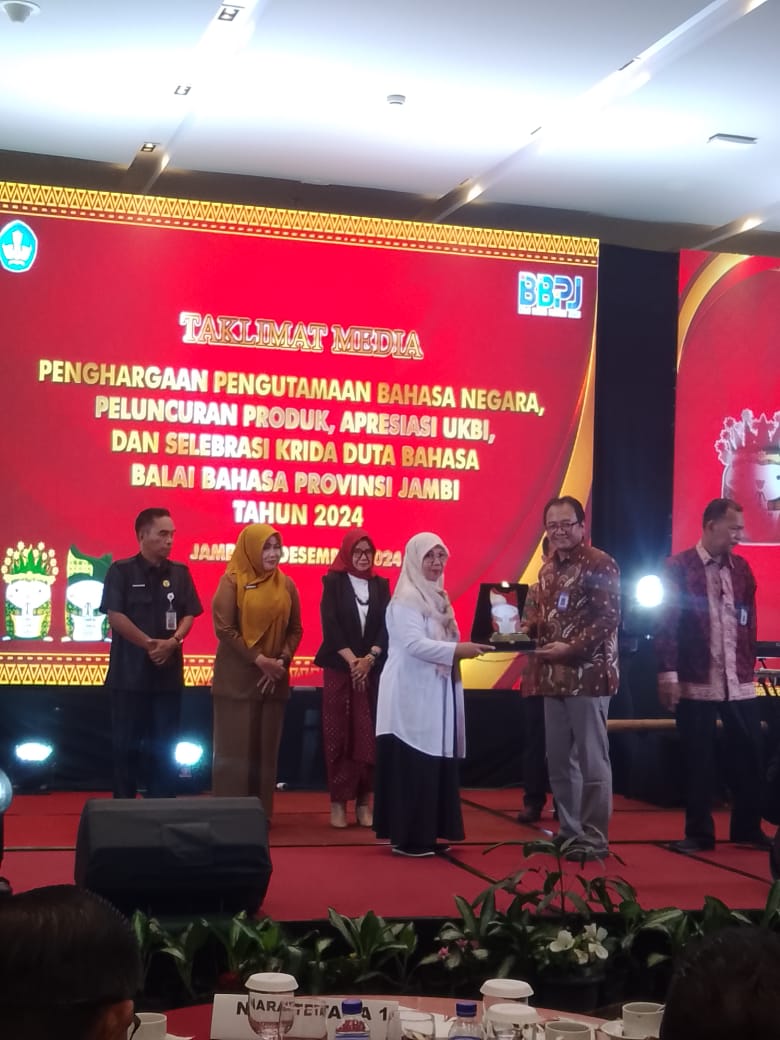 MAN 2 Kota Jambi Raih Predikat Terbaik Kedua dalam Pengutamaan Bahasa di Ruang Publik MAN 2 Kota Jambi Raih Predikat Terbaik Kedua dalam Pengutamaan Bahasa di Ruang Publik