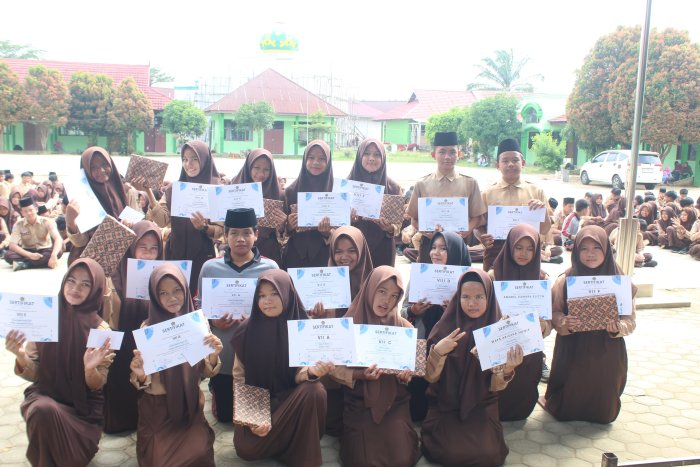 Kelas VIII E Raih Banyak Piala di Class Meeting Kelas VIII E Raih Banyak Piala di Class Meeting
