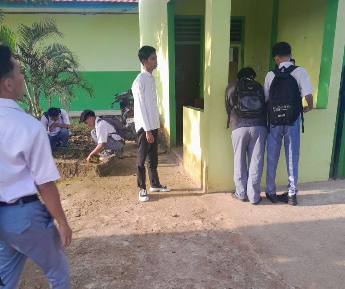 Guru Piket Sambut Kedatangan Siswa Guru Piket Sambut Kedatangan Siswa