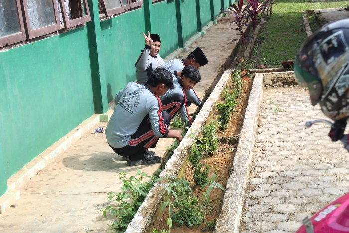 Wujudkan Lingkungan Sehat, Siswa Kelas IX D dan Wali Kelas Kompak Bersihkan Saluran Air Madrasah