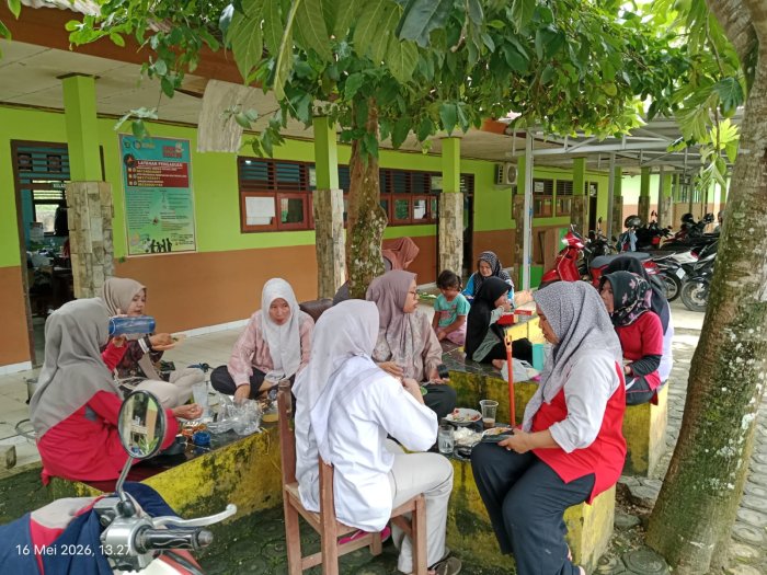 Akhir Pekan Penuh Keakraban, Guru dan Tendik MTsN 1 Bungo Makan Siang Bersama Akhir Pekan Penuh Keakraban, Guru dan Tendik MTsN 1 Bungo Makan Siang Bersama
