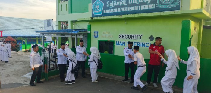 Pagi yang Berbeda di MAN 1 Kerinci, Guru Sambut Siswa dengan Senyum dan Sapa Pagi yang Berbeda di MAN 1 Kerinci, Guru Sambut Siswa dengan Senyum dan Sapa
