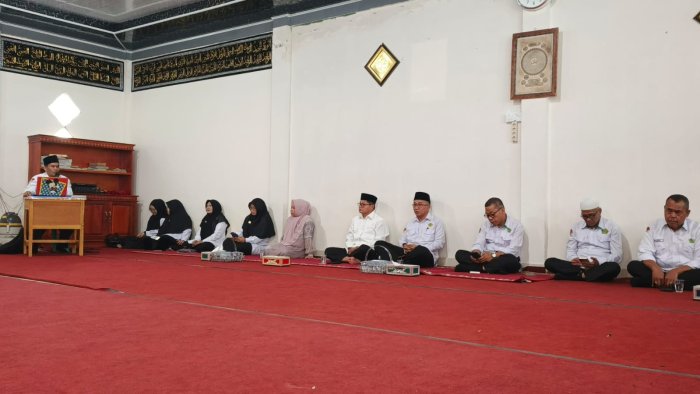 Tausiah Pelepasan Jamaah Haji MAN 1 Kerinci: Haji Bukan Sekadar Perjalanan, Tetapi Penyucian Diri Tausiah Pelepasan Jamaah Haji MAN 1 Kerinci: Haji Bukan Sekadar Perjalanan, Tetapi Penyucian Diri