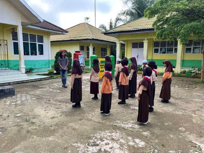 Dokumentasi Humas: Suasana Khidmat Selimuti Latihan Rutin Gerakan Pramuka MIN 1 Muaro Jambi Dokumentasi Humas: Suasana Khidmat Selimuti Latihan Rutin Gerakan Pramuka MIN 1 Muaro Jambi