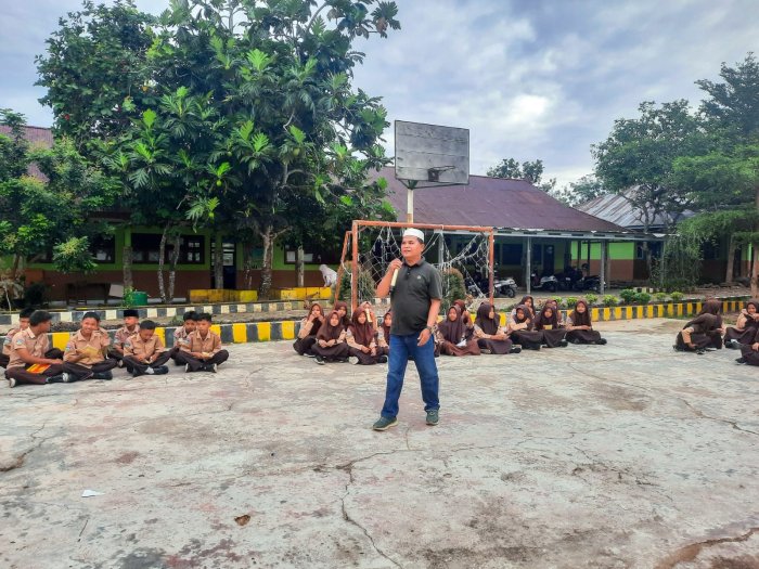 Persiapan Pembiasaan Pagi di MTsN 1 Bungo: Guru Piket Dampingi Siswa dengan Penuh Tanggung Jawab Persiapan Pembiasaan Pagi di MTsN 1 Bungo: Guru Piket Dampingi Siswa dengan Penuh Tanggung Jawab