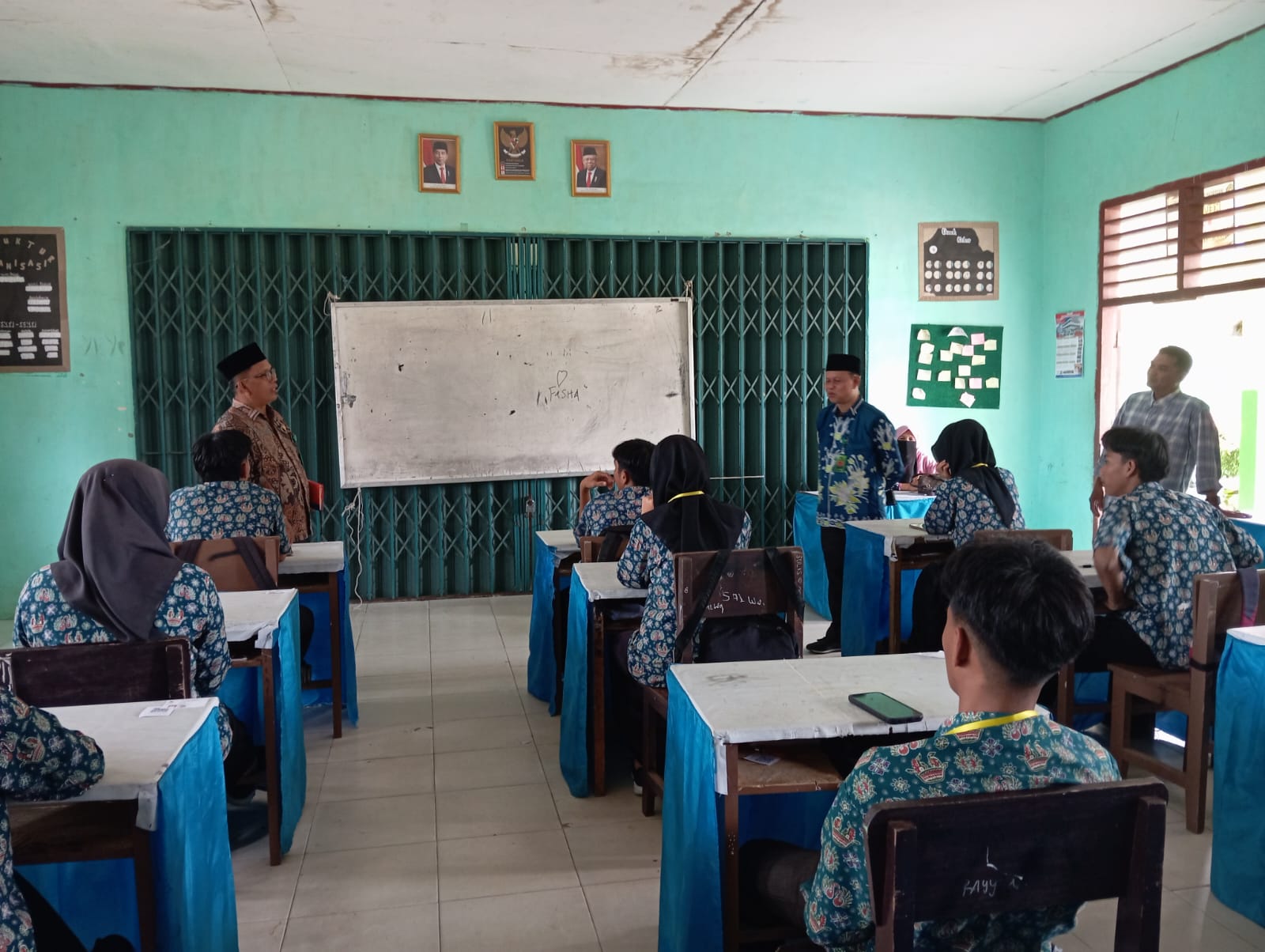 Hari Kedua Pelaksanaan Ujian Madrasah, Kasi Penmad dan kepala Tata Usaha kemenag Kabupaten Bungo Lakukan monitoring di MAN 2 Bungo. Hari Kedua Pelaksanaan Ujian Madrasah, Kasi Penmad dan kepala Tata Usaha kemenag Kabupaten Bungo Lakukan monitoring di MAN 2 Bungo.